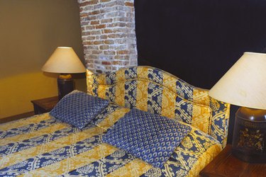 Hotel Housekeeper Salary: Hourly Pay & Factors Affecting Wages