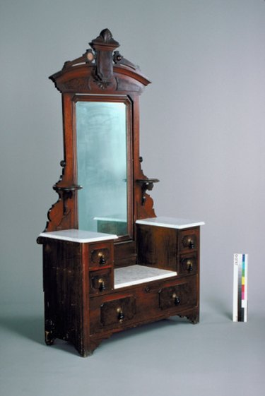 Valuing Antique Mirrors: A Comprehensive Guide