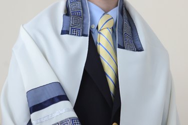 Bar Mitzvah Gift Etiquette: Cash Gift Amounts & Guidelines