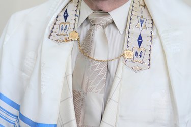 Bar Mitzvah Gift Etiquette: Cash Gift Amounts & Guidelines