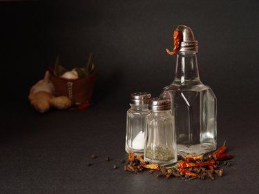 Vinegar in Fish Aquariums: Safe Uses & pH Adjustment