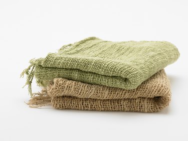 Vinegar in Fish Aquariums: Safe Uses & pH Adjustment