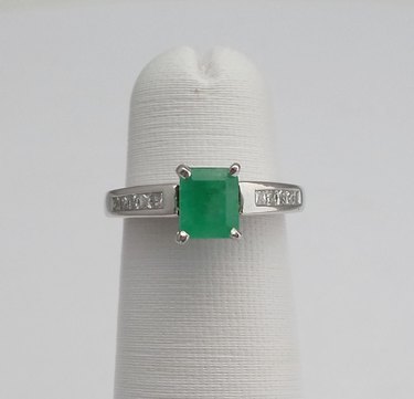 Pre-Owned Engagement Rings Under $1,000: Designer Deals & Stunning Finds