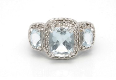 Pre-Owned Engagement Rings Under $1,000: Designer Deals & Stunning Finds