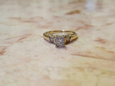 Pre-Owned Engagement Rings Under $1,000: Designer Deals & Stunning Finds
