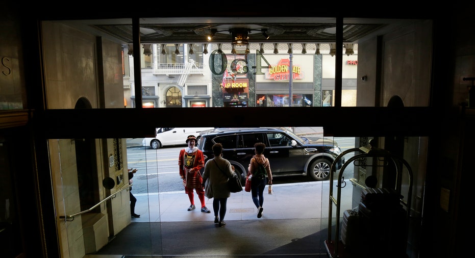 Beefeater Doorman Retires After 43 Years at San Francisco s Sir Francis Drake Hotel