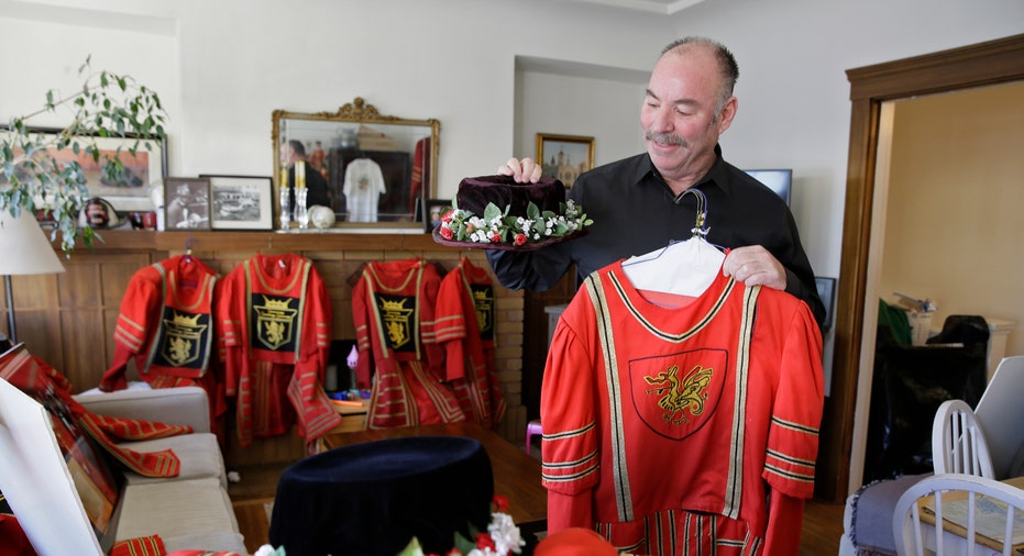 Beefeater Doorman Retires After 43 Years at San Francisco s Sir Francis Drake Hotel