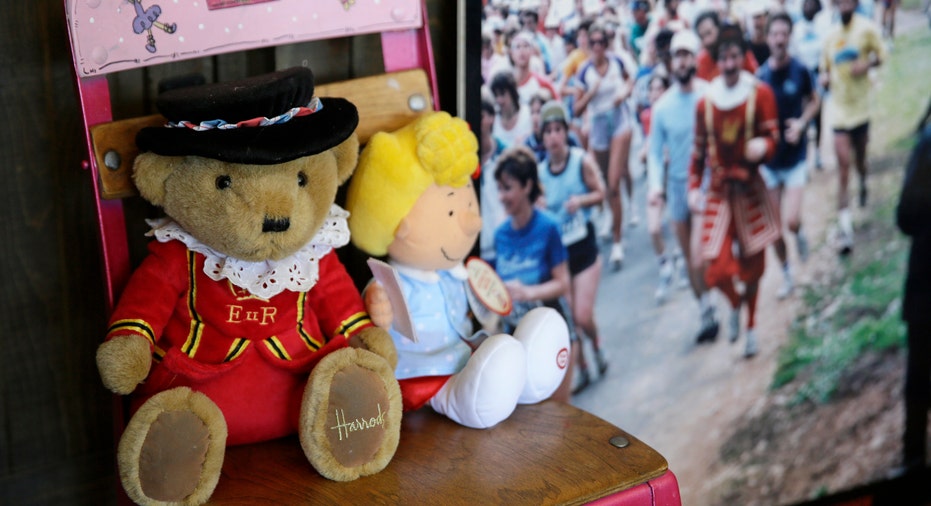 Beefeater Doorman Retires After 43 Years at San Francisco s Sir Francis Drake Hotel