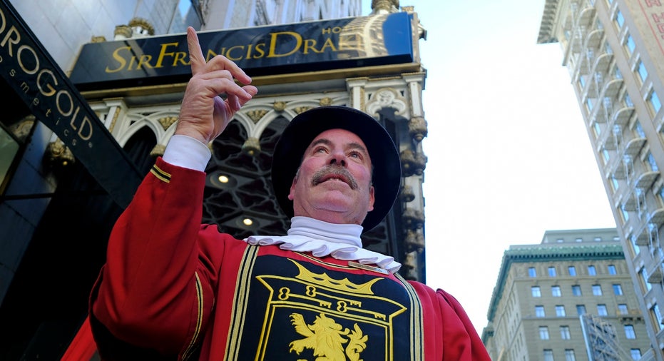 Beefeater Doorman Retires After 43 Years at San Francisco s Sir Francis Drake Hotel