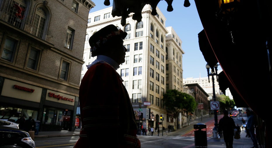Beefeater Doorman Retires After 43 Years at San Francisco s Sir Francis Drake Hotel