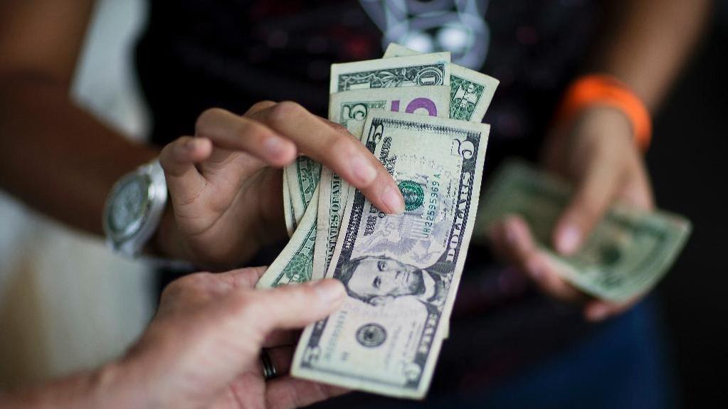 Cash Gifts for the Holidays: A Popular Choice Amidst High Debt