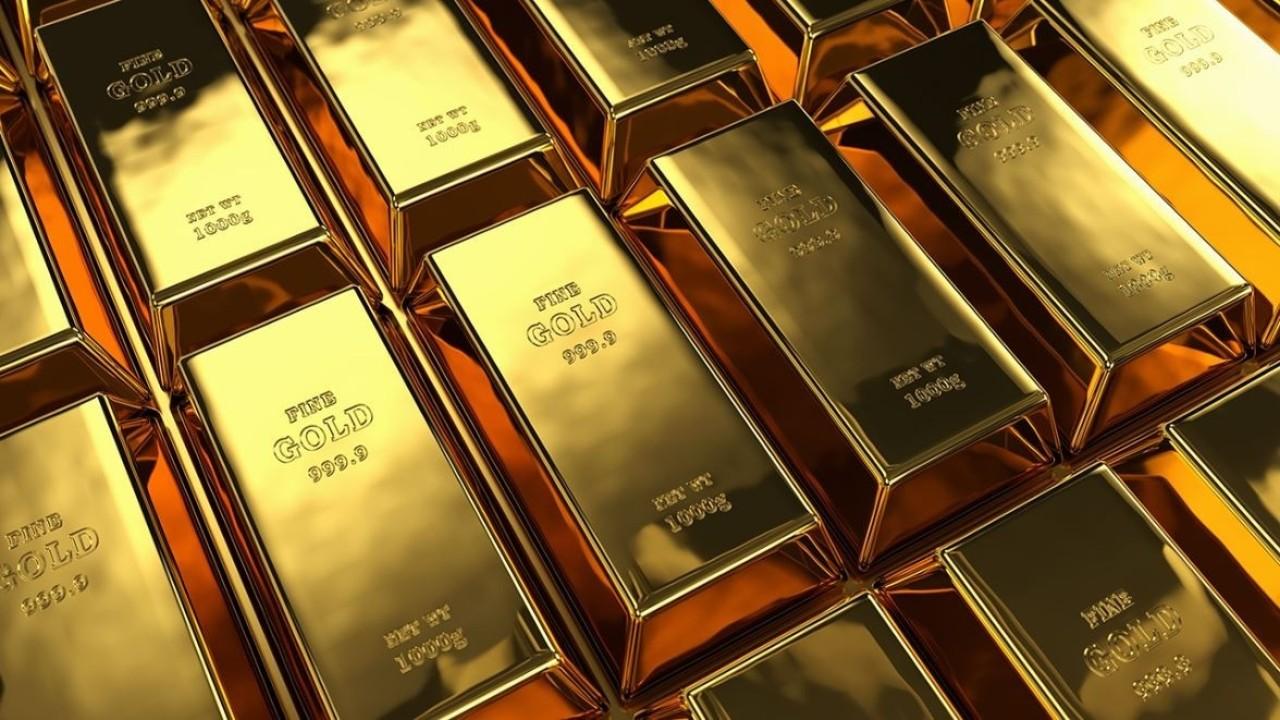 Gold Rises as Dollar Weakens Amid COVID-19 Economic Response