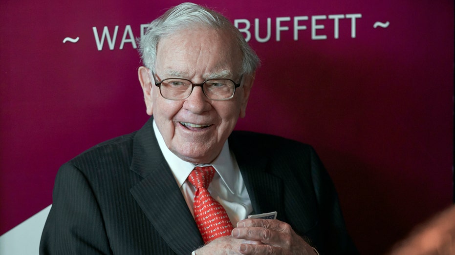 Berkshire Hathaway Investor Criticizes Buffett s Cash Holdings