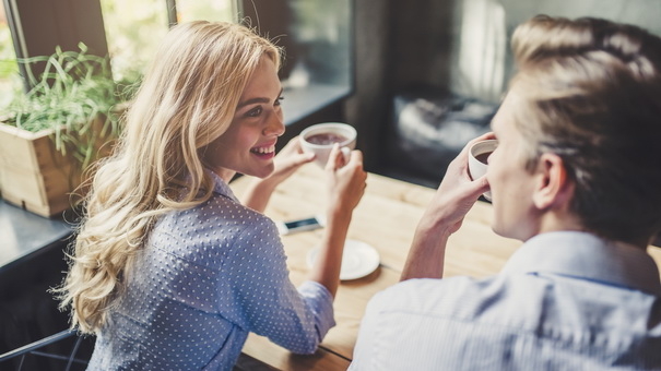 Navigating Finances on a First Date: Expert Tips & Conversation Starters