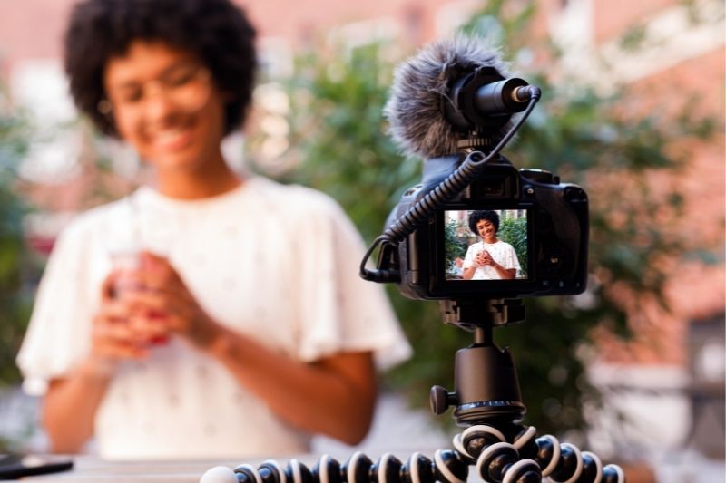 Blogging vs. Vlogging: Which Platform Earns More in 2024?