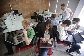 Startup Accelerators: How They Fuel Innovation & Growth