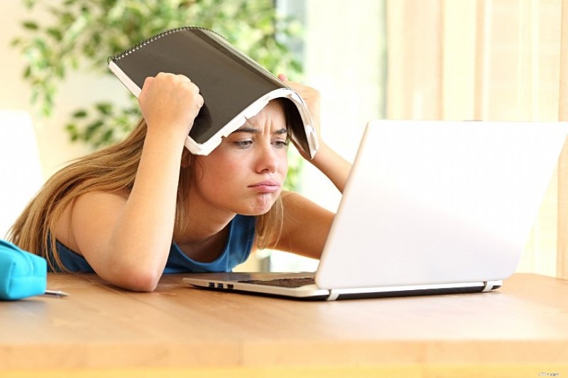 Understanding Student Loan Default: Consequences & Options