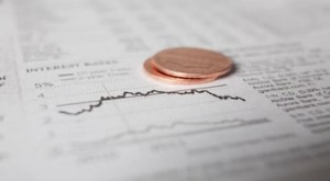 Tasas de interés fijas versus variables:una guía completa para prestatarios 