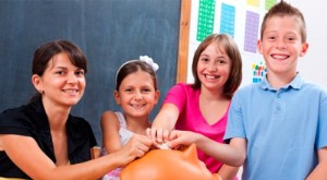 Educación financiera para la escuela secundaria:involucrar a los estudiantes con habilidades monetarias 