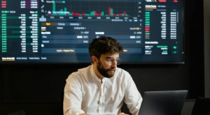 Comprender la volatilidad de las acciones y la correlación del período de tenencia 