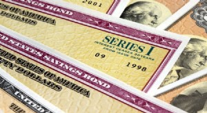Bonos I versus letras del Tesoro:asegure sus ahorros en un entorno de tasas de interés en aumento 