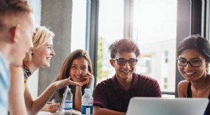 Consolidação de empréstimos estudantis vs. refinanciamento:o que é certo para você? 