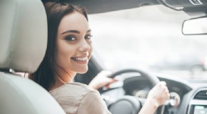 Berechnen Sie die Erschwinglichkeit Ihres Autos:6 Faktoren zur Bestimmung Ihres Budgets 