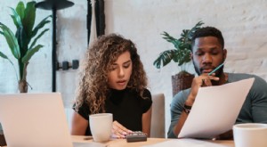 Independencia financiera para parejas:beneficios y estrategias prácticas 